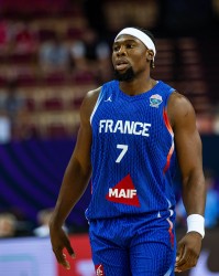 稳定发挥！亚布塞莱5中2&amp;amp;三分3中1拿到6分7篮板2助攻2抢断