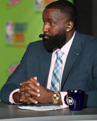 英雄联盟世界赛-欧文有意经营农场？帕金斯分享处理活鸡技巧：热水烫后脱毛